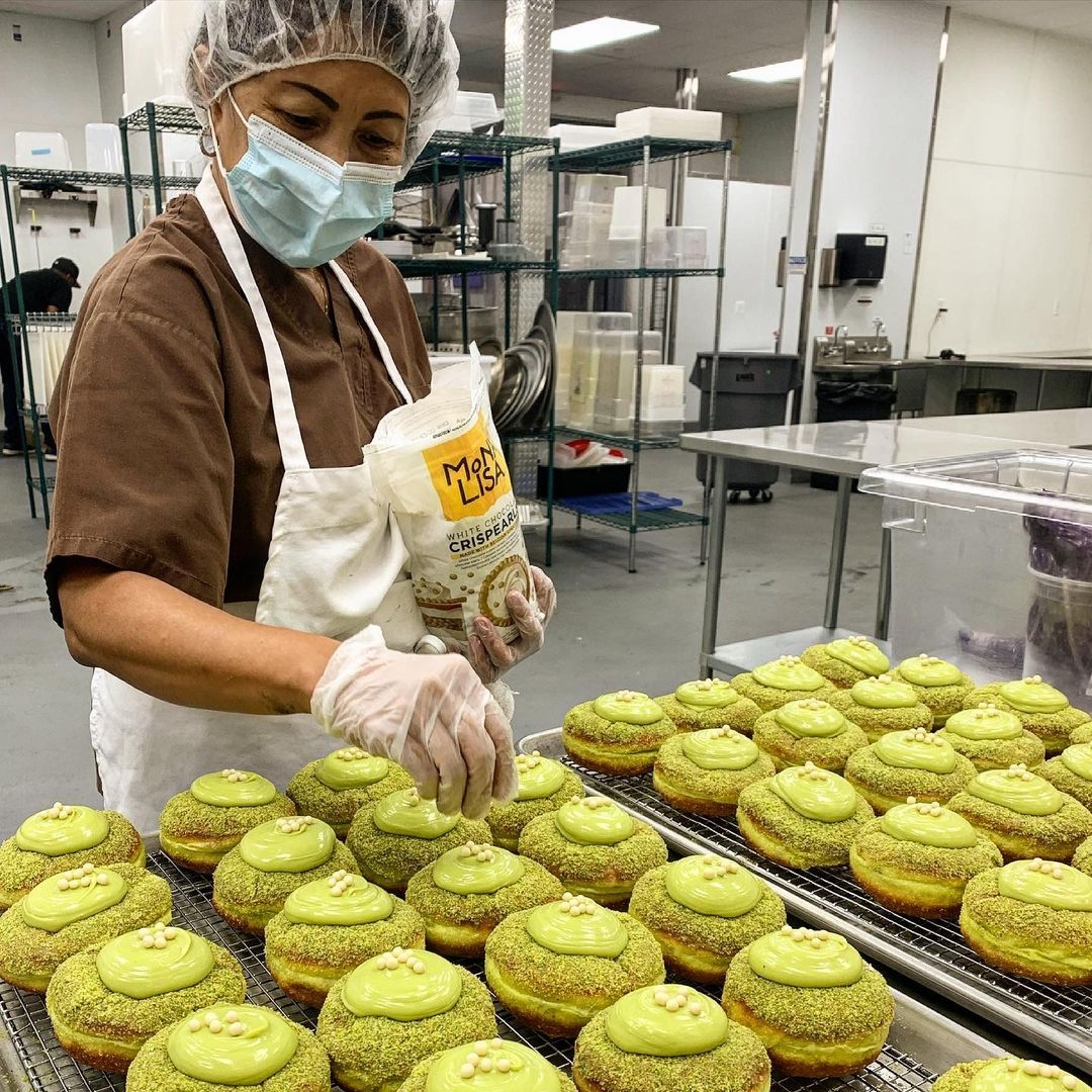 創業初期,麵包店的訂單皆由兩人的家人朋友負責送貨,卡馬拉的母親也會經常幫忙製作甜品。