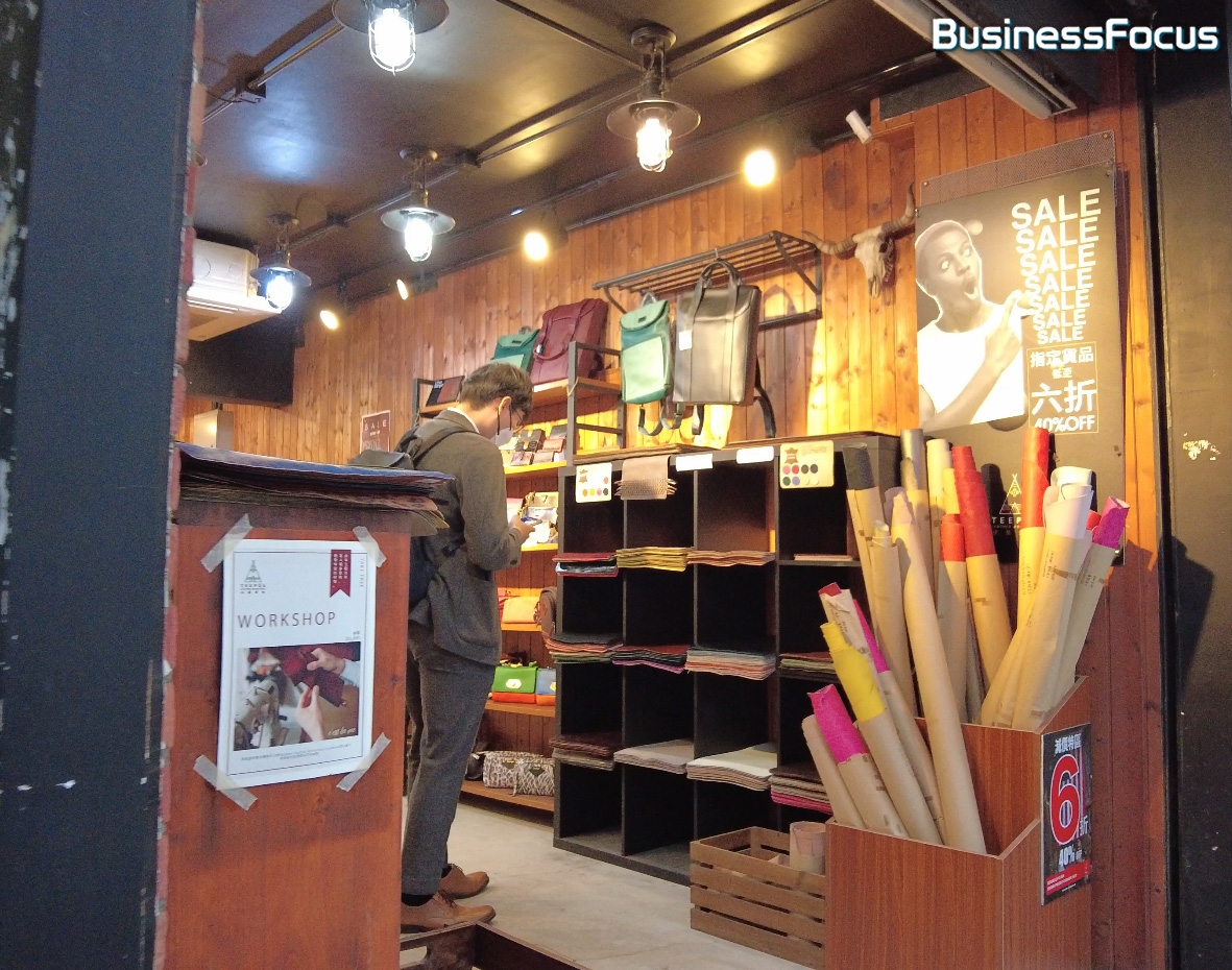 九龍西一帶有大量藝術創作人開設小店，皮革、陶瓷工作坊都有。