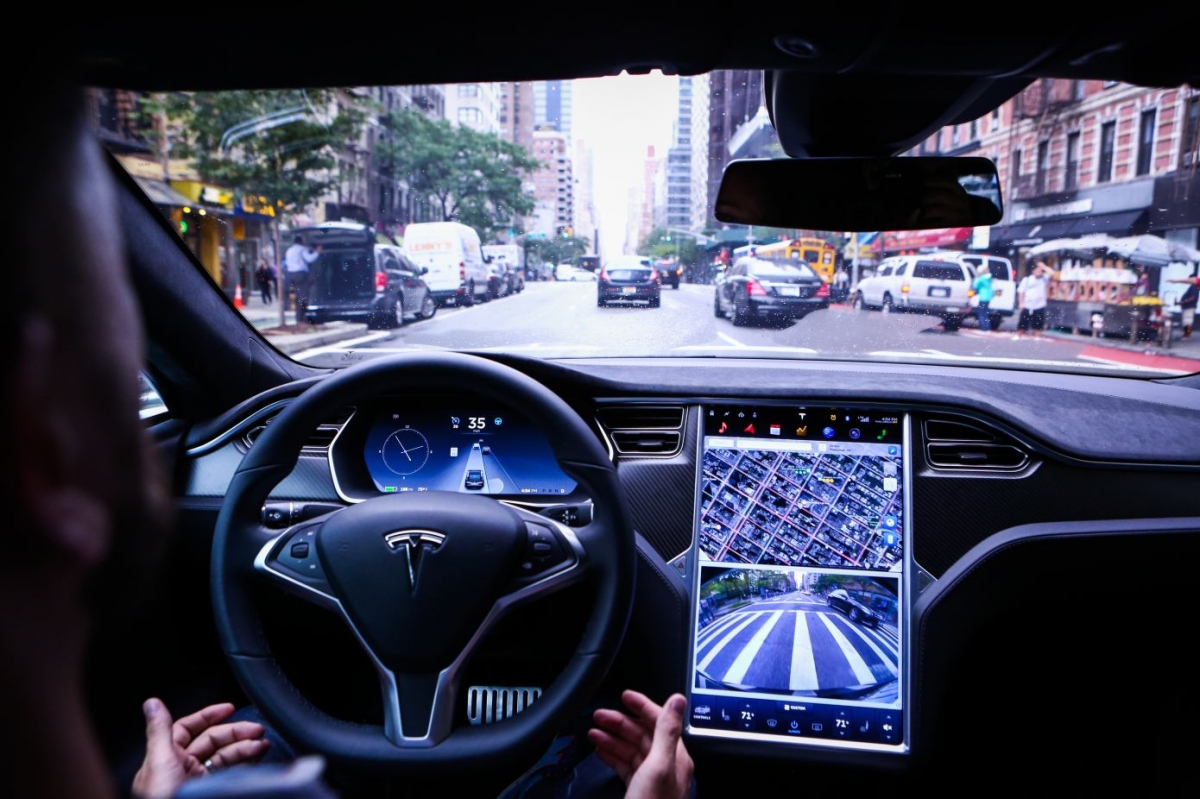 一名Tesla Model S車主在2019年時使用自動駕駛系統Autopilot,引發兩死兩傷嚴重車禍。檢方以駕車殺人罪(Vehicular Manslaughter)起訴,屬於重罪指控。