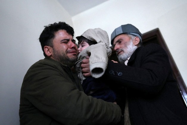 收留男嬰的薩菲曾因不捨孩子一度拒絕將其還給祖父。