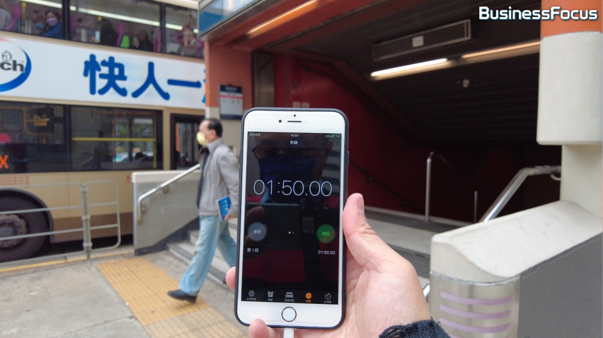記者實測，由新盤步行至長沙灣站只需1分50秒。
