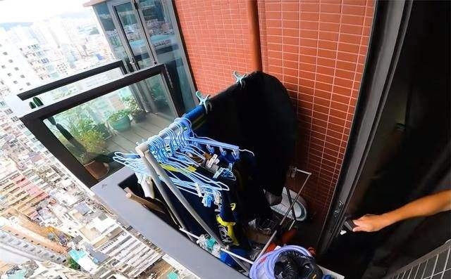 現時新建納米樓的呎價普遍為2萬至3萬港元,以200呎單位和9成按計算,首期至少需要40萬,再加上印花稅和經紀佣金等雜稅,需要一次過拿出至少50萬。