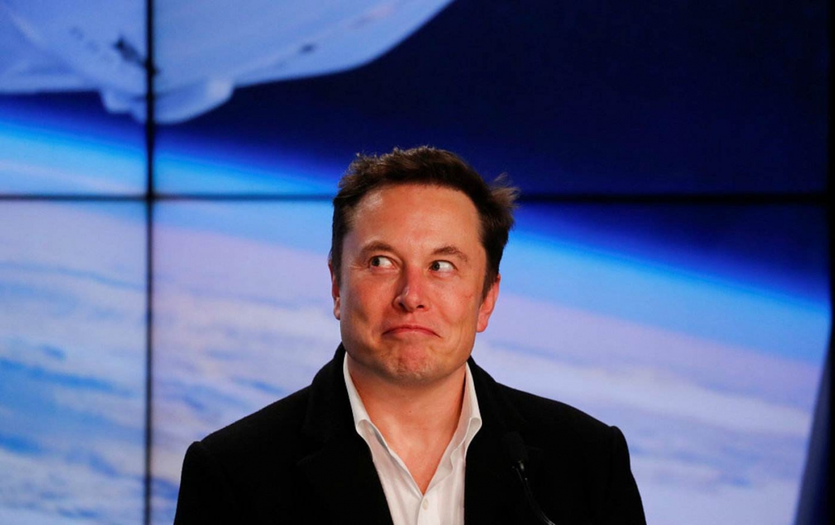 消息傳出後Tesla股價回升,昨收市企穩800美元之上。