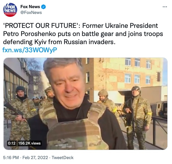 前總統波洛申科(Petro Poroshenko)也在25日扛起AK-47步槍出現在基輔街頭,表示將與前線士兵一起保衛家園.