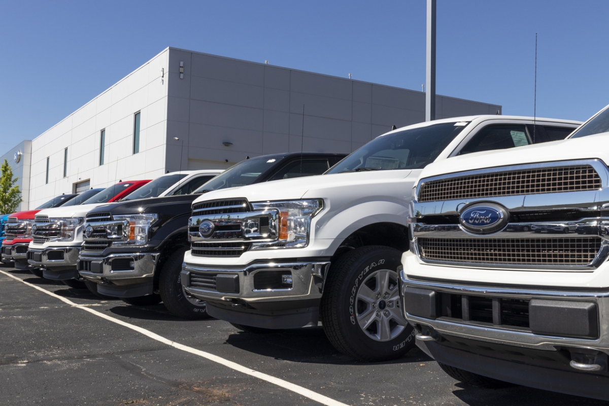 受到抗議活動影響,福特與豐田汽車在當地的工廠被迫停工。