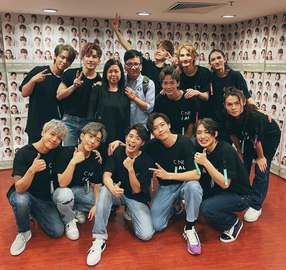 有網民猜測是獎勵花姐和其他明星作出的貢獻。