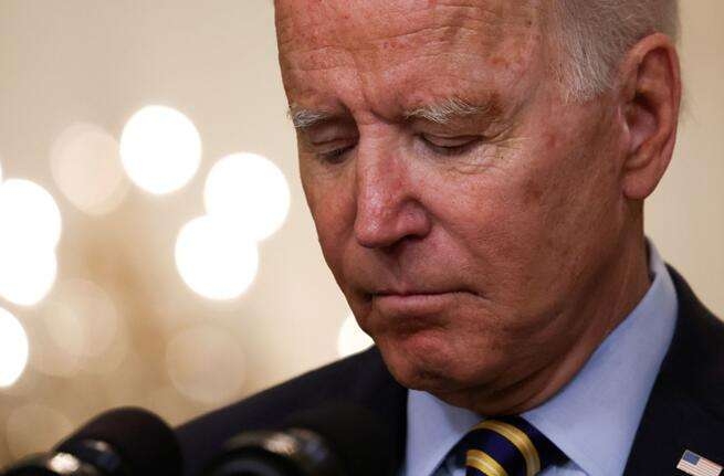 拜登的支持率穩穩低於40%。