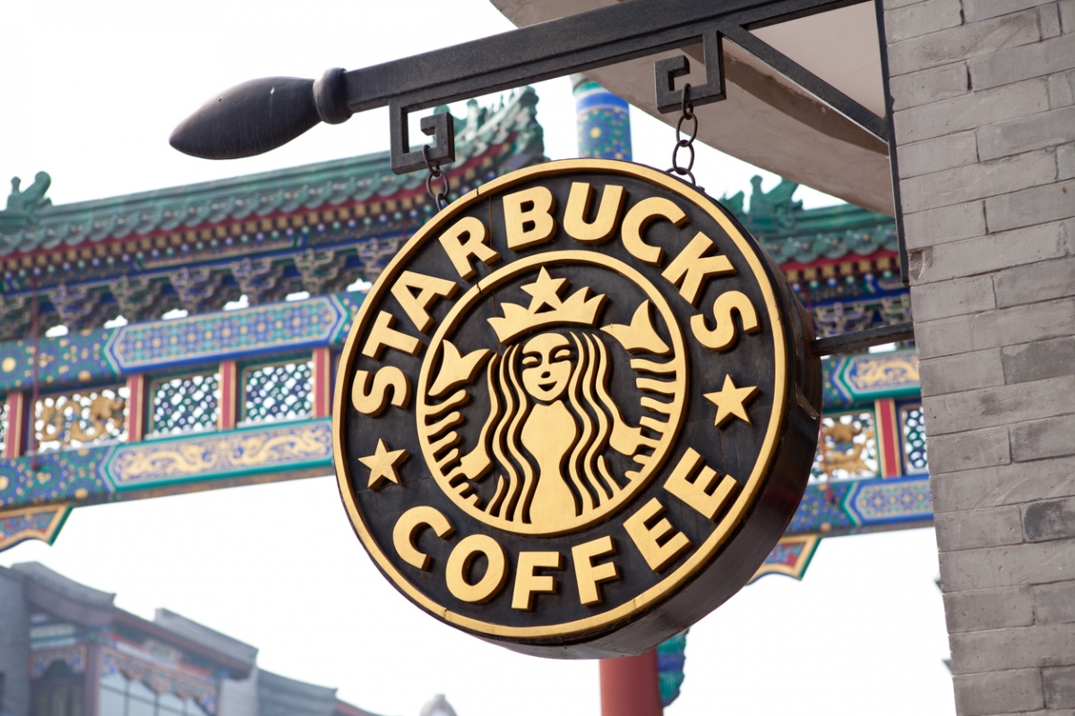 隨著事情持續發酵，官媒《人民網》也刊登評論批評星巴克。