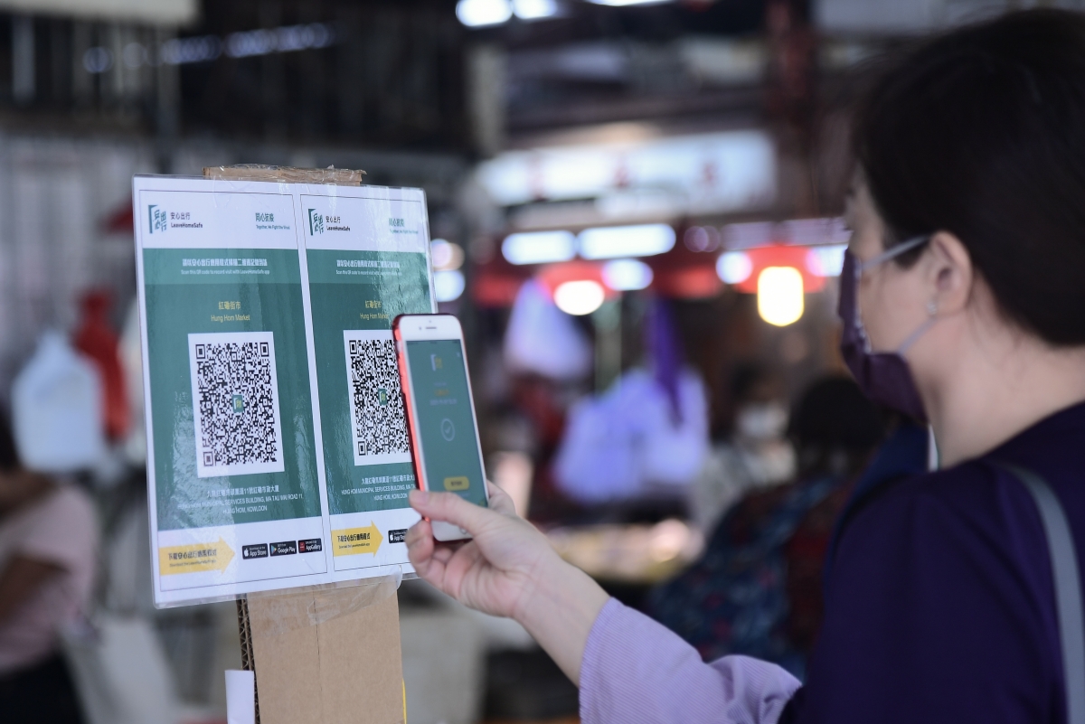 被問到在商場和超市等地方,如何確保市民持有效「疫苗通行證」,林鄭月娥指公務人員會獲授權抽查市民的接種紀錄,如果發現有人未接種,就會執法,情況與政府要求市民外出時攜帶身份證相若。