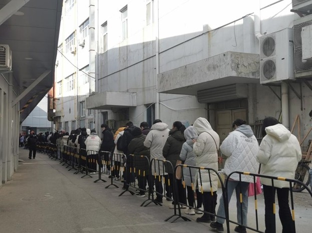 除了線上官方旗艦店之外,線下的冬奥專賣店亦有民衆為了冰墩墩大排長龍。