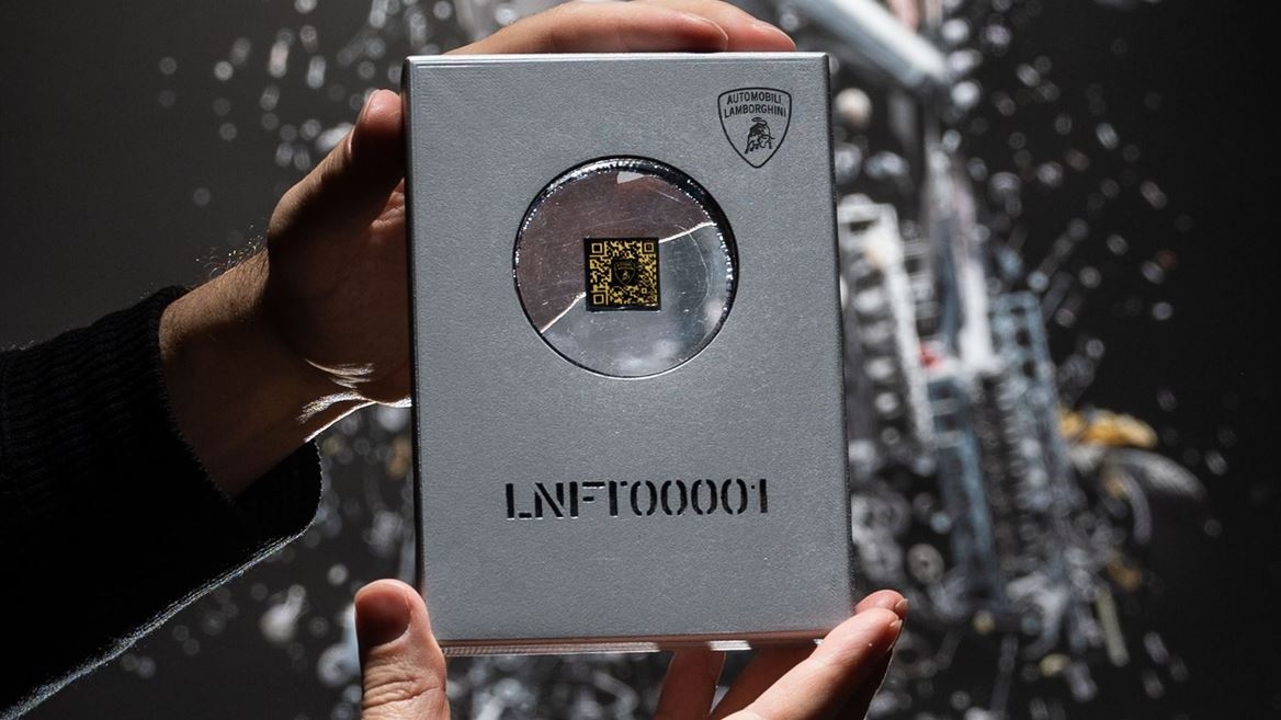 林寶堅尼推出的首款NFT首款NFT採用碳纖維複合材料製成，每款NFT背面刻有獨特的二維碼，讓持有者透過掃描二維碼探索對應的數位作品。
