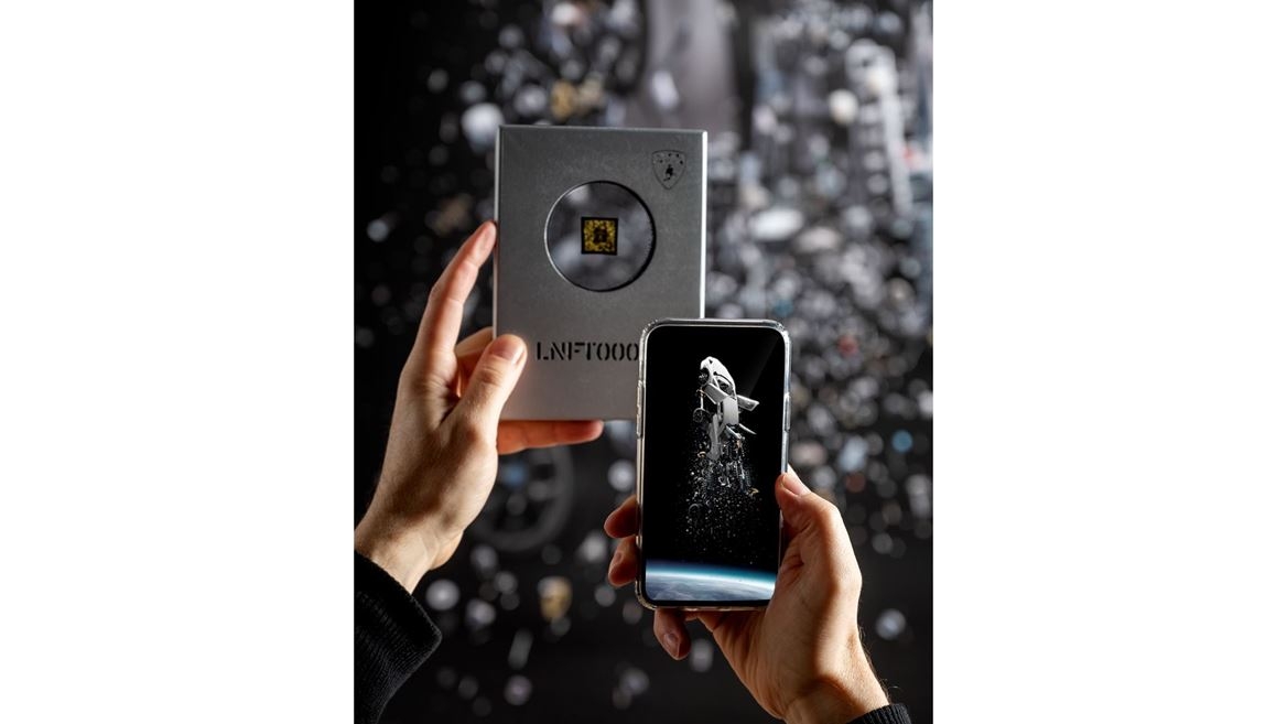 雖然上述作品看似是由電腦製作的照片，但這些照片實際上都是由Fabian Oefner透過拍攝汽車的1500種部件，再將這些細節仔細拼凑成設想的構圖。