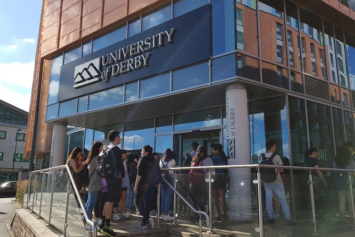 學校方面,打比郡有24間小學和10間中學,以及著名大學University of Derby。