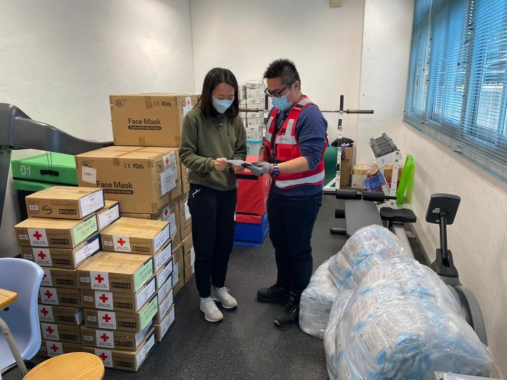 香港紅十字會透過不同社區網絡,向有需要人士派發抗疫物資。