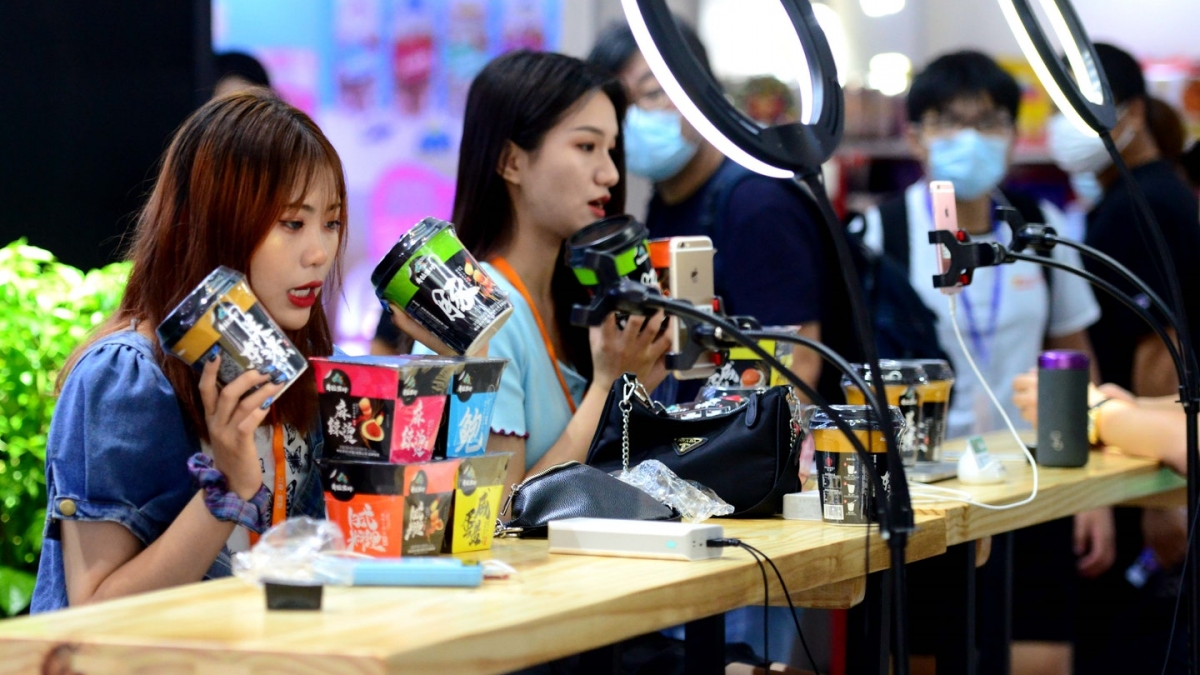 消委會指,不少網購平台趁機以「直播帶貨」的銷售形式營造熾熱的購買氣氛,令消費者在倉卒下未及瞭解產品詳情便匆匆「落單」購買。