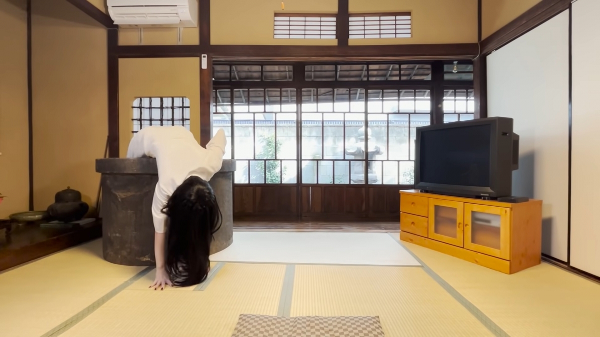 貞子在首部影片介紹住所時表示古井是她的睡床，甚至還進一步演示自己在古井休息後爬出來的模樣。