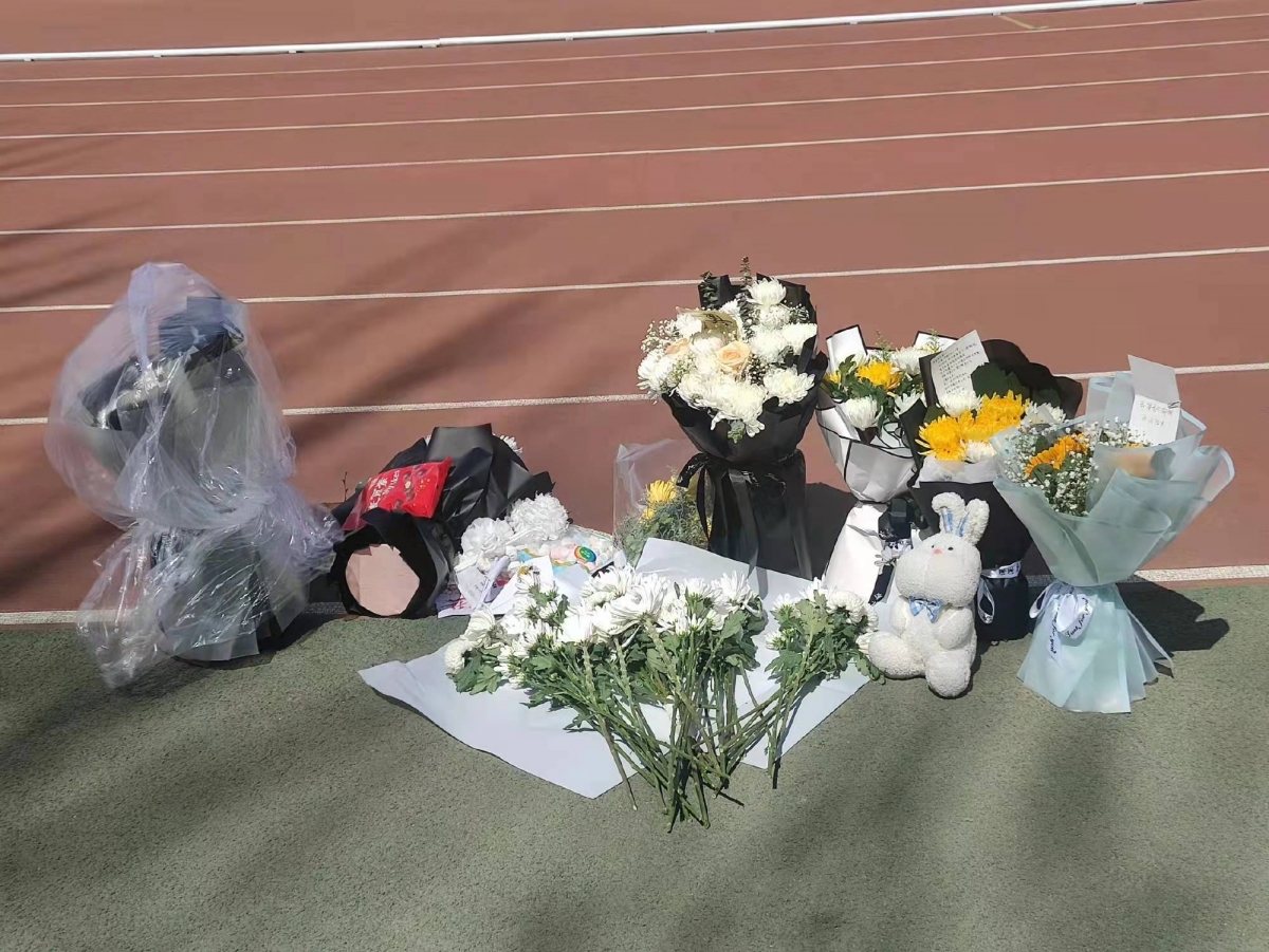在有關女學生不治身亡後，不少學生亦到事發的操場獻上鮮花致哀。