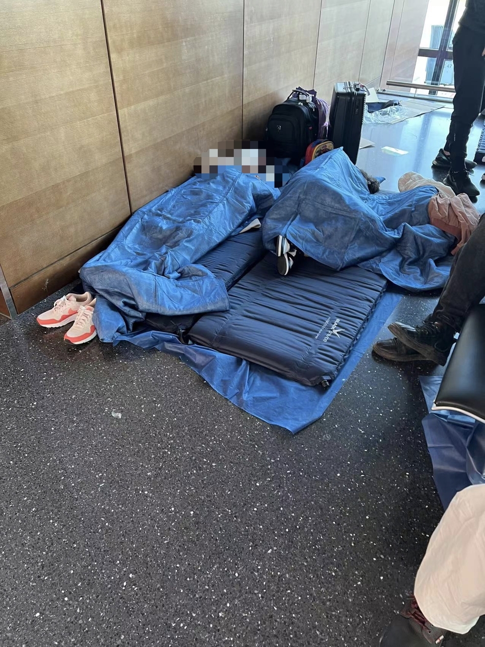 有中國留學生發文指,大量滯留機場的乘客因航班突然取消被迫在機場大廳内打地鋪過夜,甚至因為害怕感染從30小時不敢脫口罩近食。