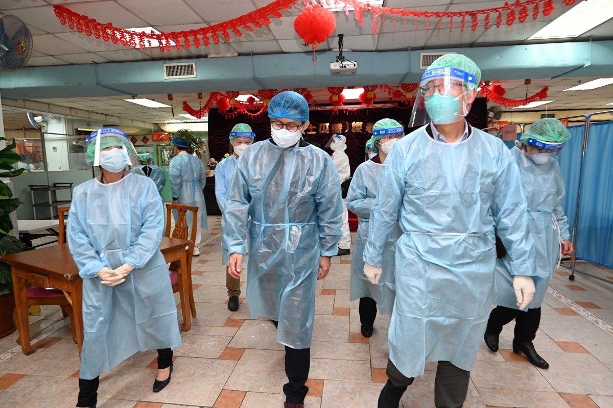 由國家衞生健康委員會新冠疫情應對處置工作領導小組專家組組長梁萬年率領的內地專家團3月3日到訪三間安老院,實地了解院舍的防疫措施。