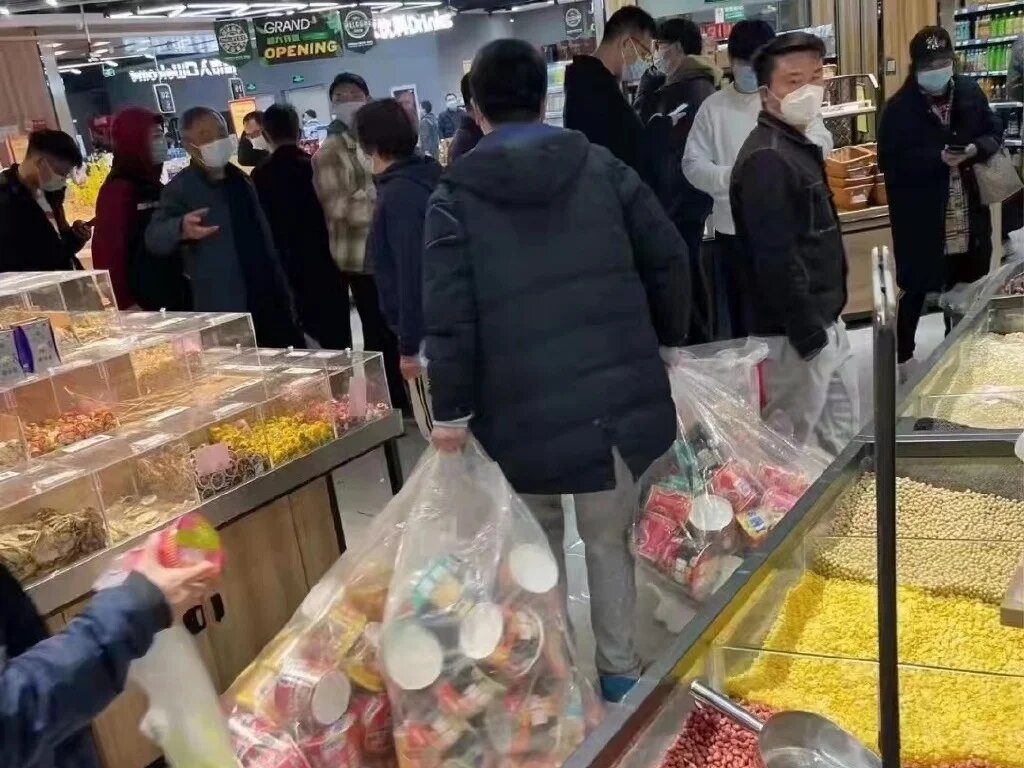 早前一直堅持「不封城」的上海當局卻在27晚間無預警宣佈,從28日晨5時起在全市範圍內以黃浦江為界進行「分區分批」封控,令當地超市掀起一波搶購潮。