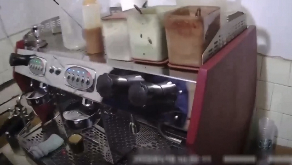 涉事男子家中設有大量沖泡咖啡的原材料與工具，不過礙於無法提供相關合法牌照，執法單位已查扣所有生產工具和原材料。