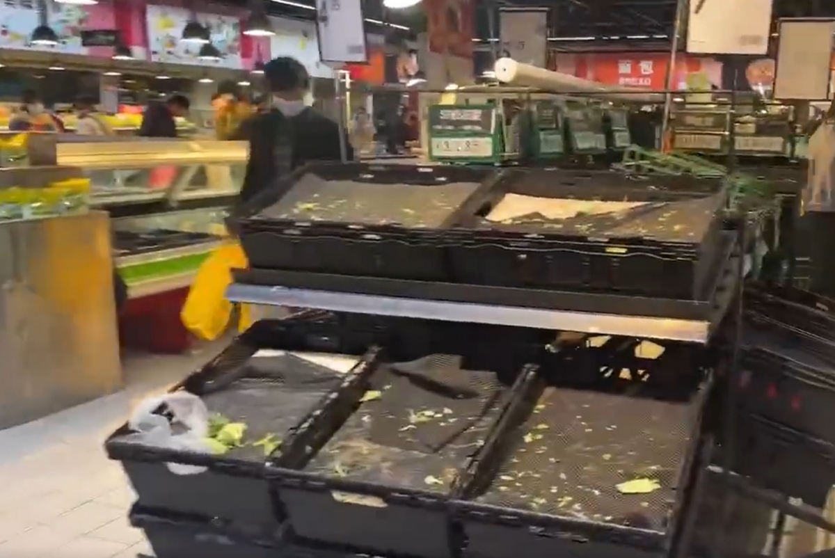 浦東多家超市在27日晚間有大批民衆在超市外排起長長人龍,貨架上的商品也被搶購一空。