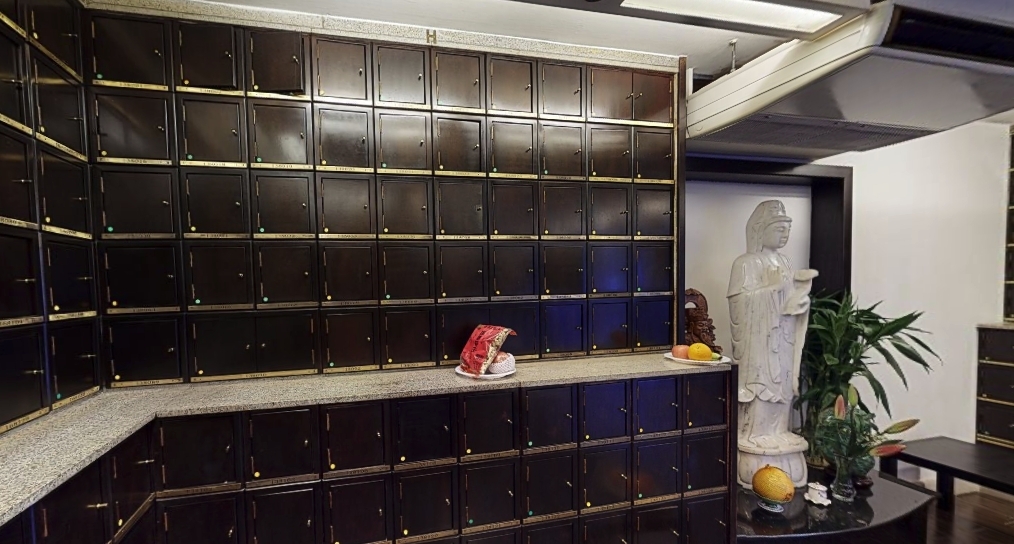 本港目前有7間私營龕場獲發牌,包括思親公園、善緣、沙田寶福山(不包括妙景堂)、東華義莊、龍山寺、羅漢寺普同塔和志蓮淨苑普同塔。