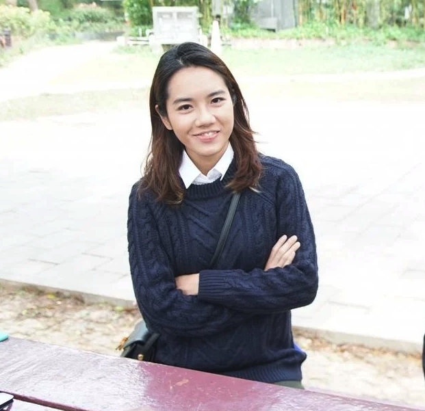 簡雪忻是一位90後，中學就讀於傳統女校瑪利諾，畢業後前往英國倫敦大學皇家霍洛威學院（Royal Holloway University of London）修讀經濟學，更以一級榮譽畢業。