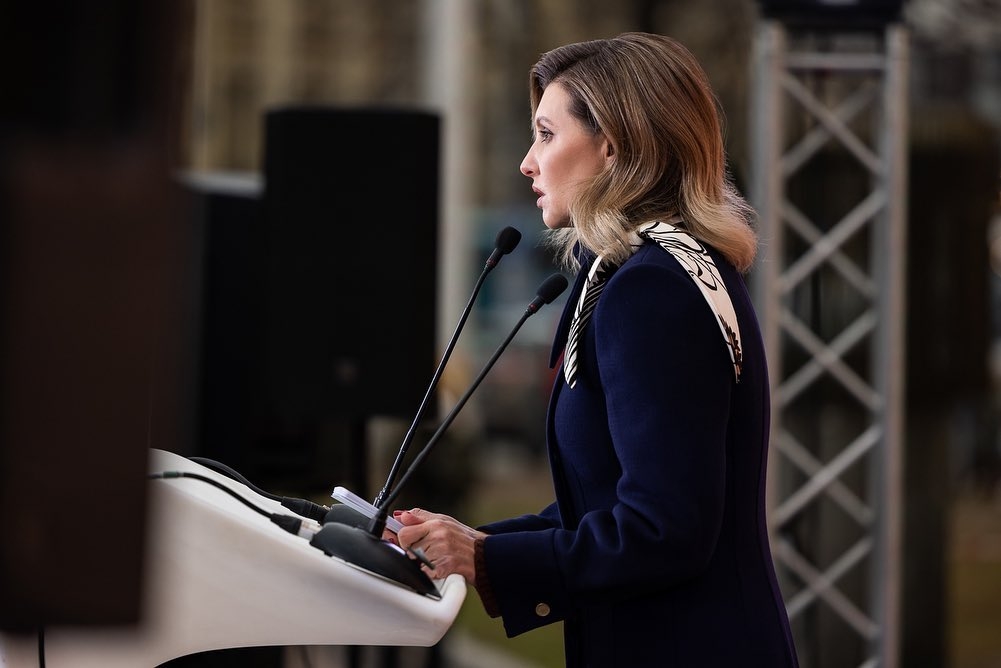 隨著烏俄戰況越演越烈,澤倫絲卡亦在帖文中要求北約在烏克蘭上空設立禁飛區拯救烏克蘭的孩童。