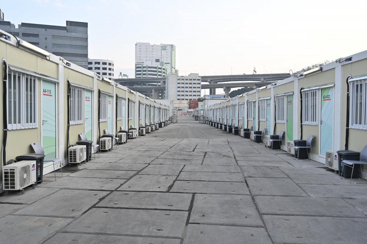 港府在中央協助下,於竹篙灣、啟德等地興建社區隔離及治療設施。圖為青衣方艙醫院。