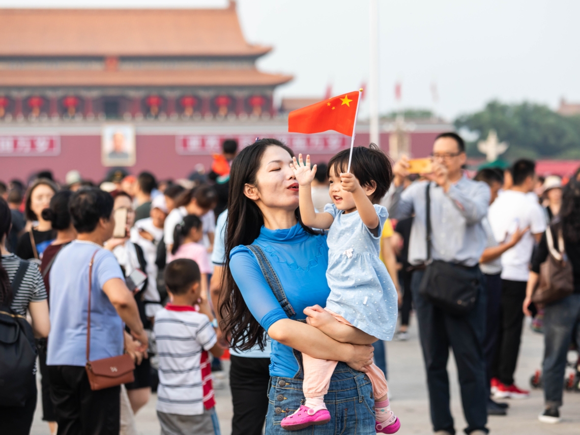 先不提內地財政根本沒有能力效仿香港推出如此大規模刺激政策，兩地截然不同的內需結構也注定內地復甦之路遠比香港困難。