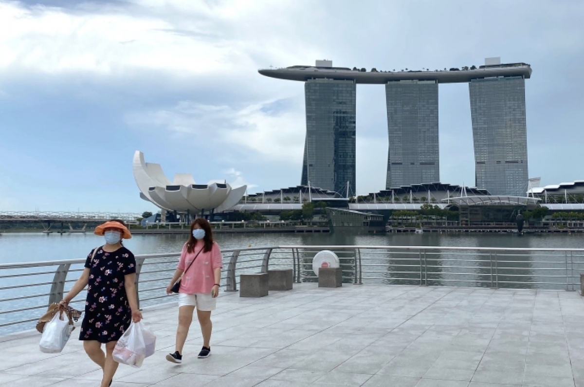 新加坡自4月1日起,凡是接種2劑疫苗、或免疫力低下族群接種3劑疫苗,都不必隔離。