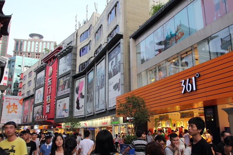 深圳市商務局表示,此次發放消費券是一項惠民惠企的重要舉措,希望能夠滿足市民購物、美食、旅遊等消費需求,鼓勵市民留在深圳過節。