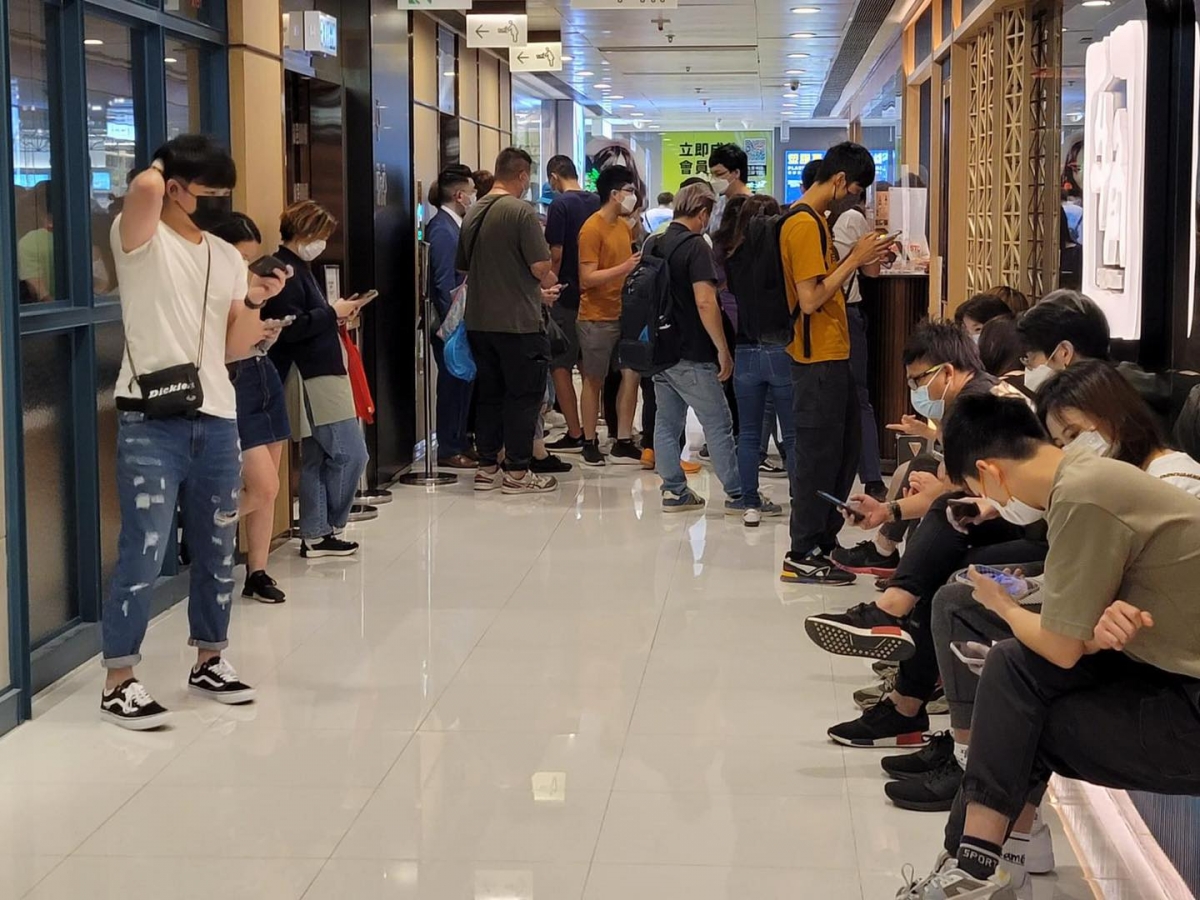 叙福樓集團主席兼行政總裁黃傑龍在社交平台上載首日晚市排隊人龍照片。