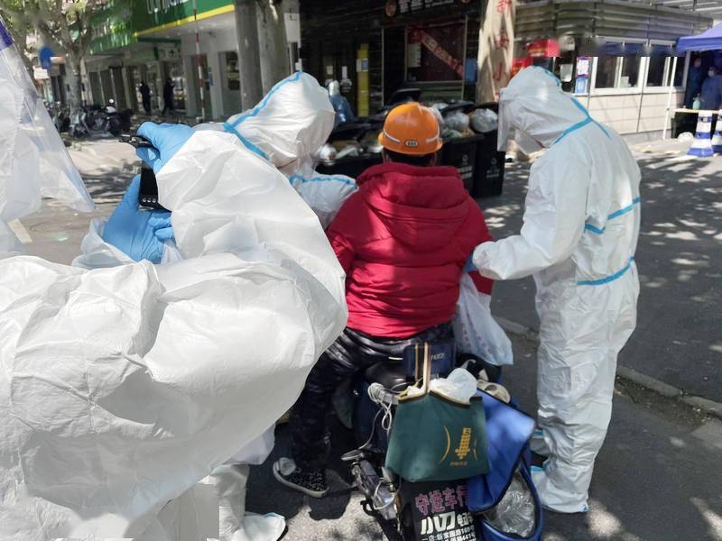 與此同時,上海一名外送員日前也因惡意坐地起價遭警方逮捕。