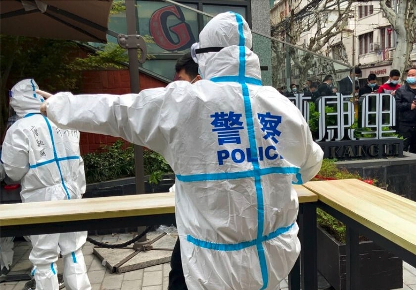 錄音中執法人員聲稱,「浦東疾控中心通知我,我現在代表,你就是陽性好不好。」