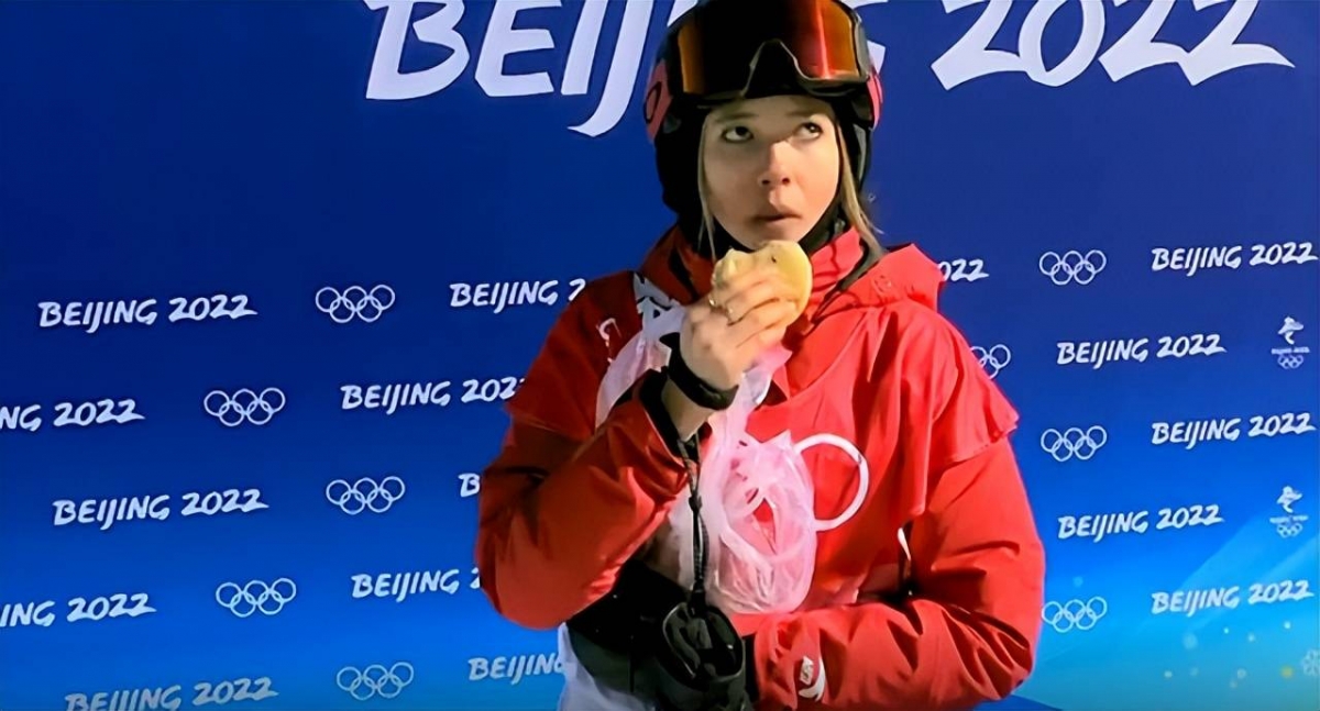 谷愛凌2月參與北京冬奧賽事，在等待成績的間隙吃起餡餅，當時就曾引起網友熱議。