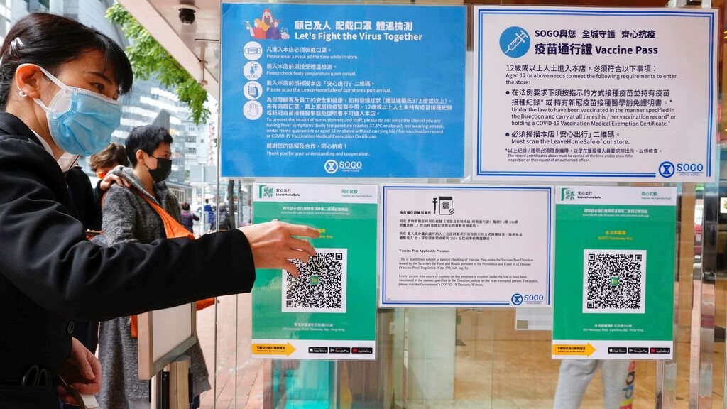 目前政府仍未有計劃取消疫苗通行證,更將會本月底會擴展至第2針,下月底會擴展至第3針。特首林鄭月娥明言,疫苗通行證是增加疫苗接種率的最大誘因