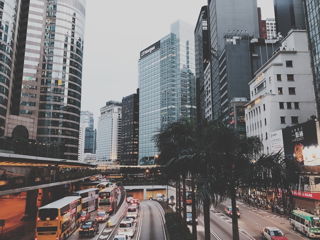 香港近年多項國際排名均現下跌,包括2021全球城市實力指數、世界競爭力及外派僱員最宜居城市排名。