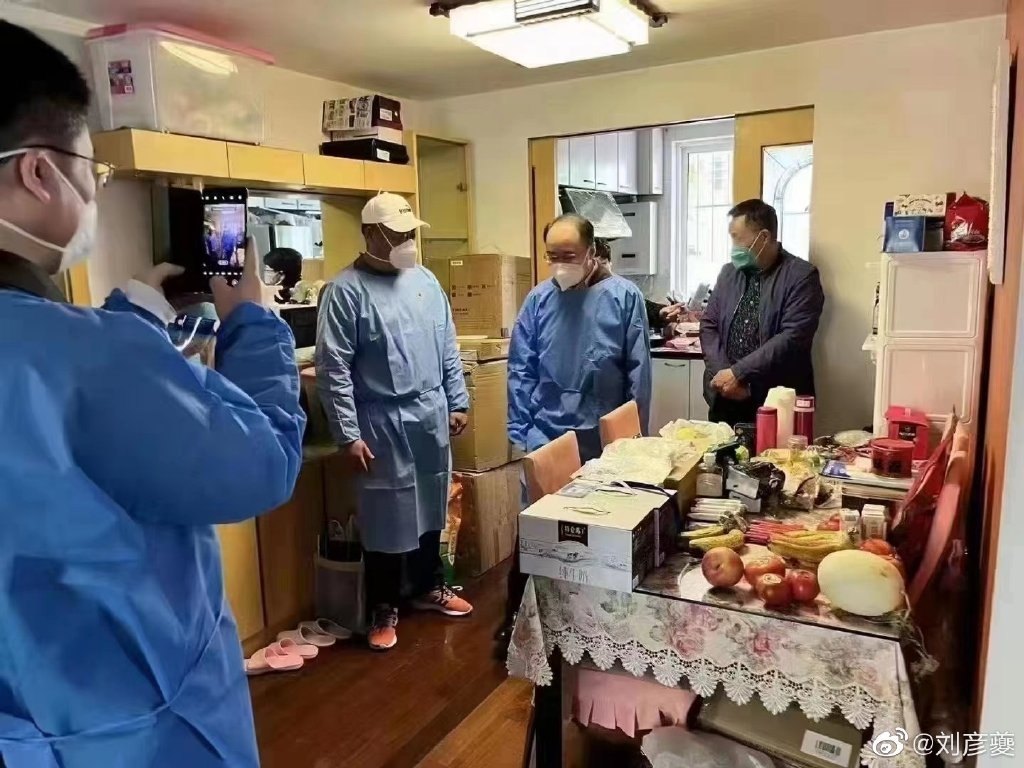 上海副市長陳通近日前往社區視察,但卻因為有關居民家中物資十分充沛,加上其全程將雙手藏在袖子内引起巨大輿論。