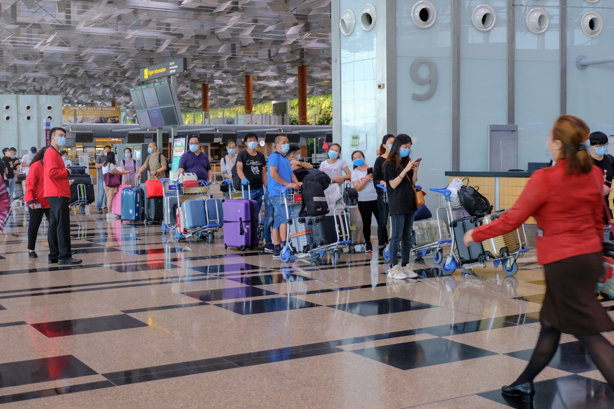 繼新加坡當局逐步放寬邊境管制措施後，樟宜機場今年3月的乘客量已破百萬人次。