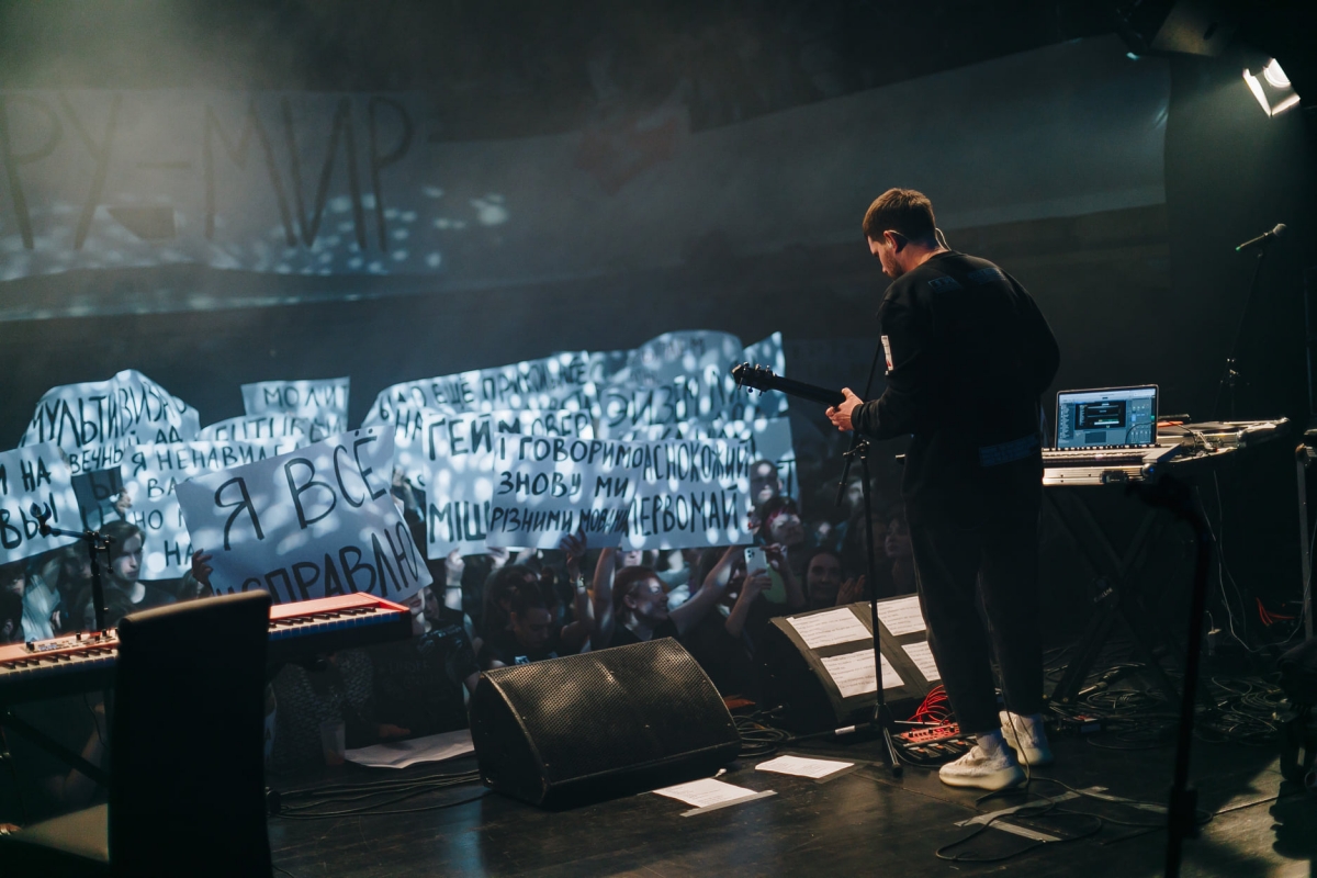 俄國歌手Noize MC早前與同是俄羅斯人的巡演搭檔、電音明星Monetochka舉辦了名為「和平之聲」(Voices of Peace)的巡迴演唱會,為烏克蘭難民募款。