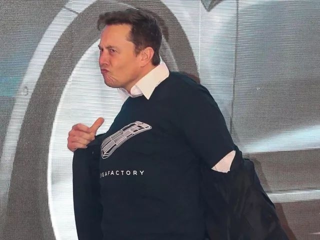 馬斯克在Tesla上海工廠的Model 3交付儀式上自信起舞。