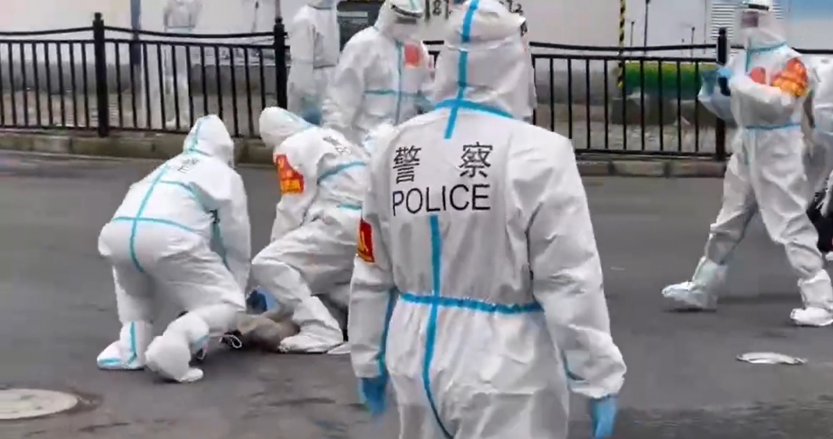 由於不滿當局臨時徵用小區内的大樓作隔離點，大量極度不滿的居民為此在14日突破封鎖上街抗議。