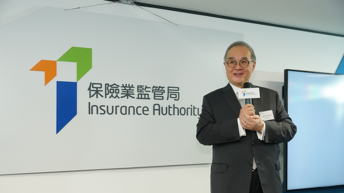 鄭慕智是保監局創局主席,離任約2個月後轉任私人保險公司顧問。