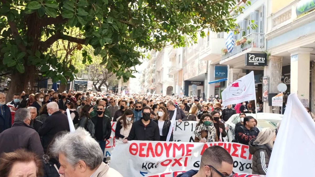 儘管希臘政府此前已撥款37億歐元減輕民衆負擔,並上調最低薪資,但對希臘工人來説仍是「杯水車薪」。