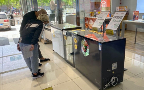有電器店售貨員表示,小型家用冰櫃銷量最好,單是周一就賣出約20部,一些品牌的小型冰櫃更賣斷市。"