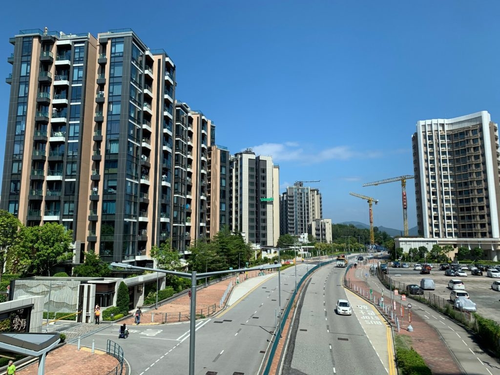 最近股市氣氛甚差，以2021年2月高位計算下跌近37%，重回15年前之水平，樓價卻連續7週呈現升勢。