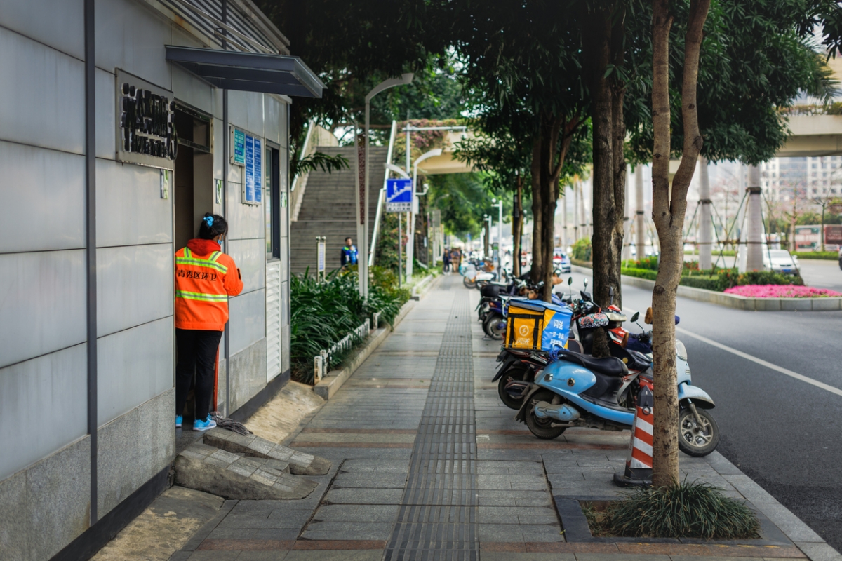 為防止病毒持續擴散,北京當局最近宣佈加強公廁保潔通風、增加公廁消毒頻次,並禁止兩人或以上同時如廁,引發網友熱議。