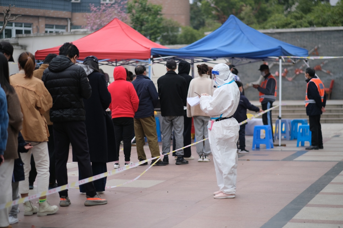 有不少網友都認為當局一直以來堅持的「動態清零」總方針與發展經濟是矛盾體,直言官方只要堅持清零,任何其他經濟刺激政策都宛如「隔靴搔癢」。